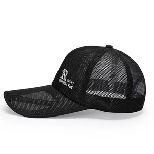 Cappellino da baseball traspirante in rete nera con ricamo R SPORT e visiera parasole