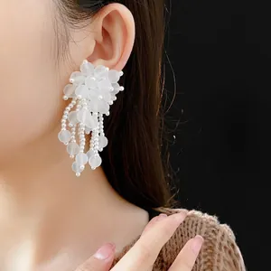 Orecchini pendenti eleganti con nappe di perline bianche opache e design floreale a grappolo