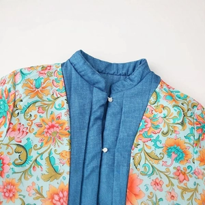 Moderne florale Jacke im Asia-Stil mit Denim-Kragen und traditionellen Posamentenknöpfen
