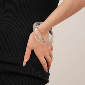 Detail eines klobigen transparenten Harz-Armreifs mit minimalistischem geometrischem Design