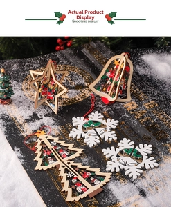 Détail d'ornements de Noël en bois découpés au laser avec motifs d'ours et de bonhomme