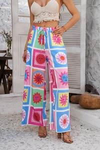 Détail du pantalon large bohème pour femme avec imprimé soleil coloré style vacances