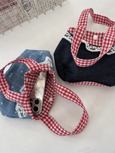 Borsa in denim floreale con manici a quadretti rossi e decorazioni in pizzo bianco