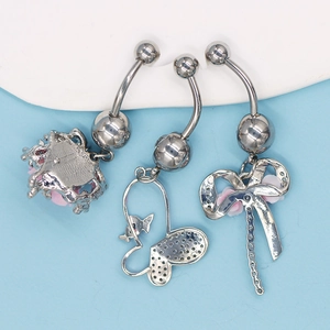 Vue détaillée de piercings de nombril argentés avec pendentifs fleur rose et cœur
