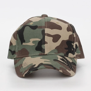 Vue détaillée d'une casquette de baseball camouflage avec œillets et couture à six pans