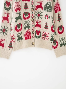 Détails du gilet de Noël avec rennes, neige et motifs festifs sur maille crème