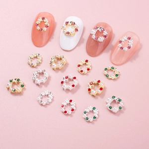Couronnes de Noël en alliage pour ongles avec strass colorés et perles sur fond rose