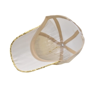 Détail de la casquette trucker en mesh avec paillettes dorées et structure intérieure de l'article