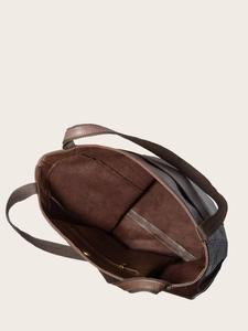 Vue de dessus de l'intérieur du cabas en cuir vintage marron avec poche zippée et compartiment