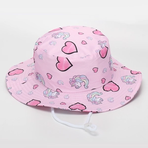 Détail d'un chapeau de soleil rose pour enfants avec motifs licorne et cœur et cordon réglable