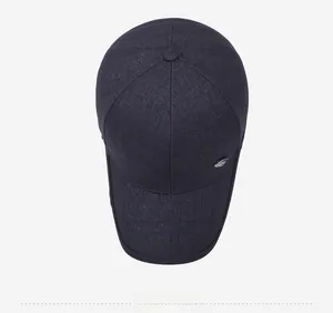 Vue de dessus d'une casquette de baseball en tissu chiné avec badge métallique ovale