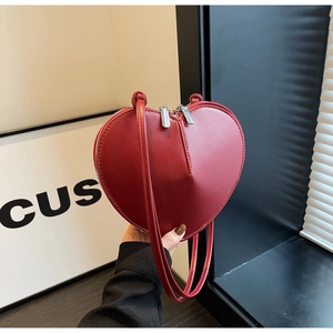 Dettaglio della borsa a cuore in pelle rossa con doppia cerniera metallica argento