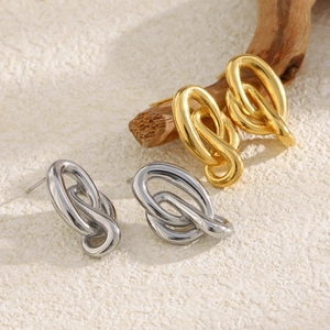 Boucles d'oreilles minimalistes en acier inoxydable doré et argenté aux anneaux entrelacés