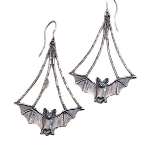 Boucles d'oreilles chauve-souris gothiques en métal argenté avec cadre géométrique
