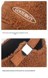 Détails d'une casquette en polaire peluche marron avec broderie et boucle métallique