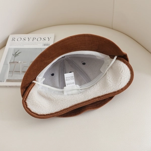 Détail du chapeau cloche en velours côtelé marron avec doublure polaire et mentonnière