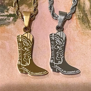 Collana con ciondolo stivale da cowboy oro e argento con catena a fune e incisione
