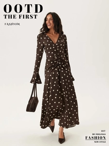 Détail d'une robe maxi à pois avec col en V, taille froncée et manches évasées