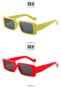 Detailansicht der quadratischen Sonnenbrille in Gelb und Rot im 45-Grad-Winkel
