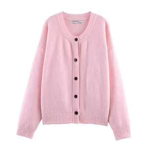 Cardigan in maglia rosa da donna con scollo rotondo e bottoni neri su bianco