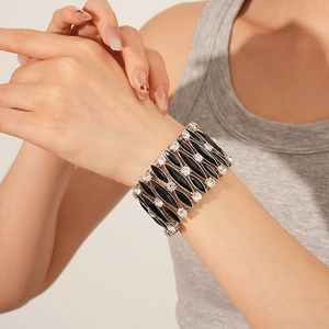 Dettaglio del bracciale elastico vintage con pietre marquise nere e strass argentati