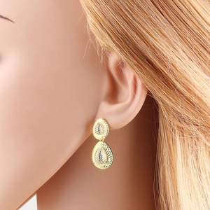 Pendientes de gota dorados con textura de malla y circonitas brillantes para mujer