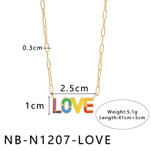 Vue détaillée du pendentif LOVE en émail arc-en-ciel avec dimensions de chaîne