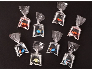 Vue macro de poissons 3D en résine dans des sacs d'eau transparents pour porte-clés