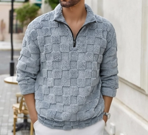 Détail du sweat à demi-zip gris pour homme avec texture gaufrée en peluche damier