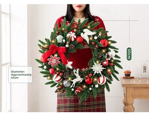 Détail couronne de Noël 60cm avec nœuds rouges, rennes, pommes de pin et LED