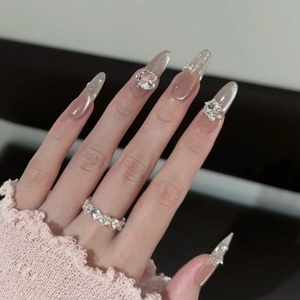 Unghie finte rosa traslucido occhio di gatto con strass 3D e dettagli glitter argento