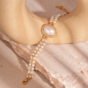 Détail d'un bracelet double rang de perles vintage avec pièce centrale ovale en cristal