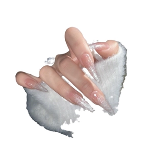 Unghie finte stiletto occhio di gatto rosa pesca con sfumatura glitter argento