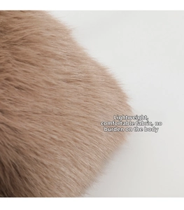 Vue macro de la texture douce en fausse fourrure marron de ce sac à bandoulière en peluche