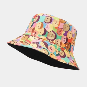 Dettaglio di un cappello da pescatore reversibile con stampa graffiti e fodera nera
