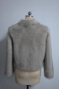 Vue arrière d'un manteau court en fausse fourrure grise sur mannequin montrant la texture