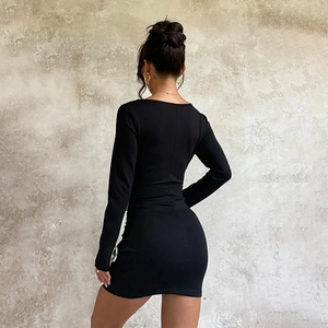 Vue arrière d'une mini robe moulante noire à manches longues et dos ouvert sexy