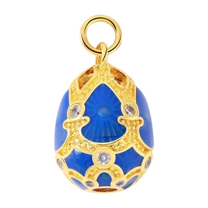 Dettaglio macro del ciondolo a forma di uovo in smalto blu stile Fabergé con zirconi
