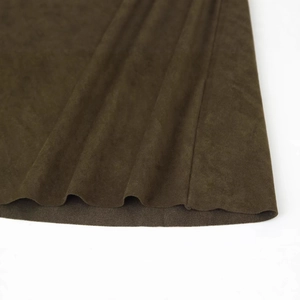 Dunkelolivgrünes Wildlederimitat-Kleid mit asymmetrischem Saum und matter Textur