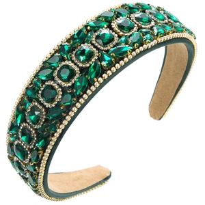 Dettaglio del cerchietto barocco verde smeraldo con strass e rifinitura di perline dorate