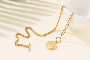 Détail du collier doré Arbre de Vie avec chaînes cubaines et trombones et fermoir en T