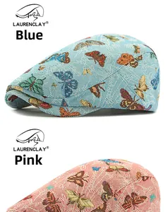 Detail van de vlinder jacquard stof op retro baretpetten in de kleuren blauw en roze
