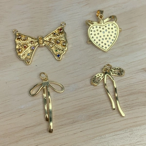 Ciondoli dorati a fiocco e cuore con zirconi micro-pave per creazione gioielli fai-da-te
