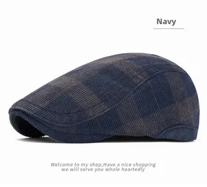 Détail de la texture à carreaux bleu marine de cette casquette plate en velours