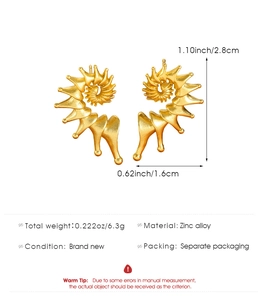 Detailed dimensions of conch spiral earrings showing height and weight on white background