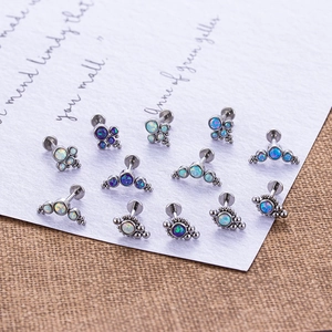 Vue détaillée d'un ensemble de piercings labret en opale colorée sur papier vintage
