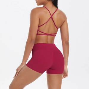 Détail de l'ensemble de yoga bordeaux avec brassière croisée et short à taille haute