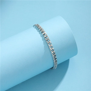 Bracciale a catena cubana in acciaio inossidabile argento su espositore blu