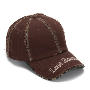 Détail de la casquette marron vieillie avec broderie et couches de tissu camouflage