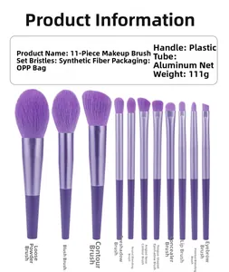 Détail montrant 11 pinceaux de maquillage violets avec poils synthétiques et manches en plastique